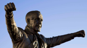To θρυλικό άγαλμα του Shankly έξωθεν του Anfield