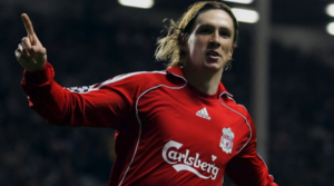 O Fernando Torres πανηγυρίζει με τη φανέλα της Liverpool