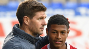 O Steven Gerrard με τον Rhian Brewster σε προπόνηση της U-17 της Liverpool.