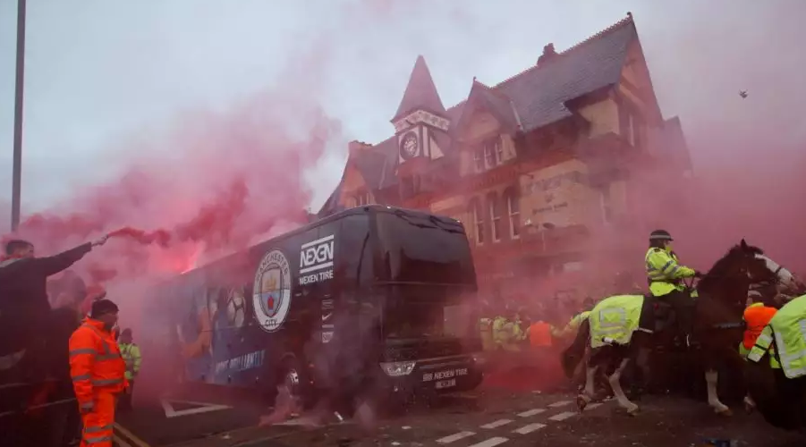 Φθορές προκλήθηκαν έξω από το Anfield στο λεωφορείο της Manchester City από ανεγκέφαλους