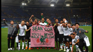 Οι παίκτες της Liverpool με το banner προς τιμήν του Sean Cox, μετά την πρόκριση στον τελικό του Κιέβου.