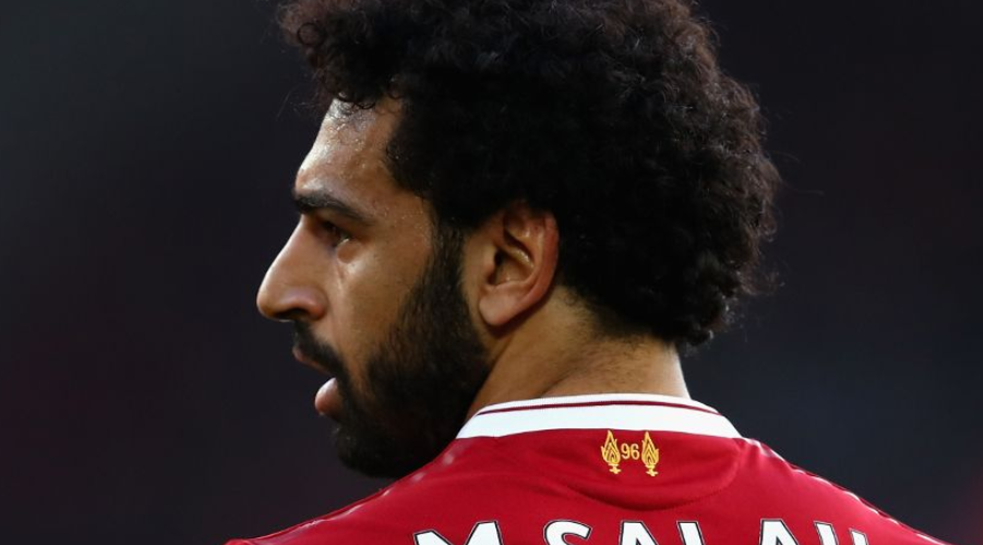 Ο Salah κοιτάζει και προσπαθεί να μετρήσει τα βραβεἰα του