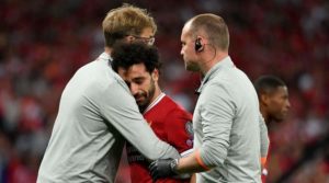 O Klopp προσπαθεί να παρηγορήσει τον Salah με μια αγκαλιά, μετά τον τραυματισμό του στον τελικό του Champions League..