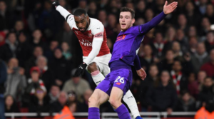 O Andy Robertson μαρκάρει τον Lacazette.
