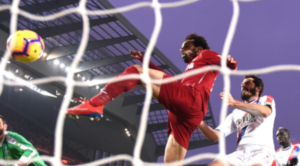 O Salah κάνει το 3-2 εναντίον της Crystal Palace.