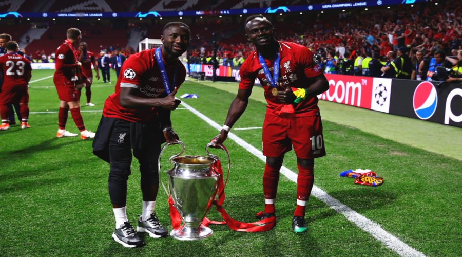 Sadio Mane και Naby Keita με την κούπα του Champions League.