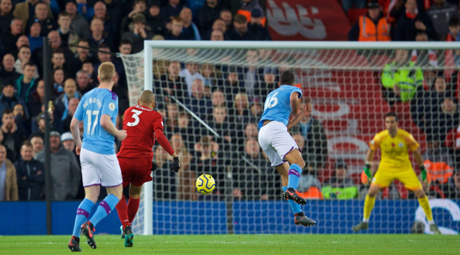 Ο Fabinho σουτάρει και διαμορφώνει το 1-0 για την Liverpool μόλις στο έκτο λεπτό στον αγώνα του πρώτου γύρου με την Manchester City.