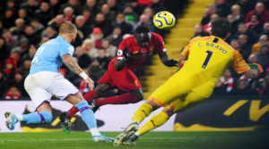 Ο Sadio Mane γράφει με κεφαλιά το 3-0 κόντρα στην Manchester City τον Νοέμβριο του 2019..