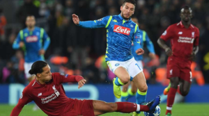 O Virgil van Dijk μαρκάρει τον Dries Mertens στο ιστορικό πλέον παιχνίδι της Liverpool με τη Napoli στο Anfield τον Δεκέμβρη του 2018.