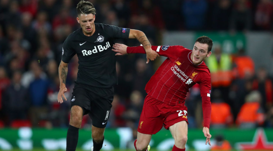 Andy Robertson και Dominik Szoboszlai σε διεκδίκηση κατοχής της μπάλας στο Liverpool-Salzburg του 2019.