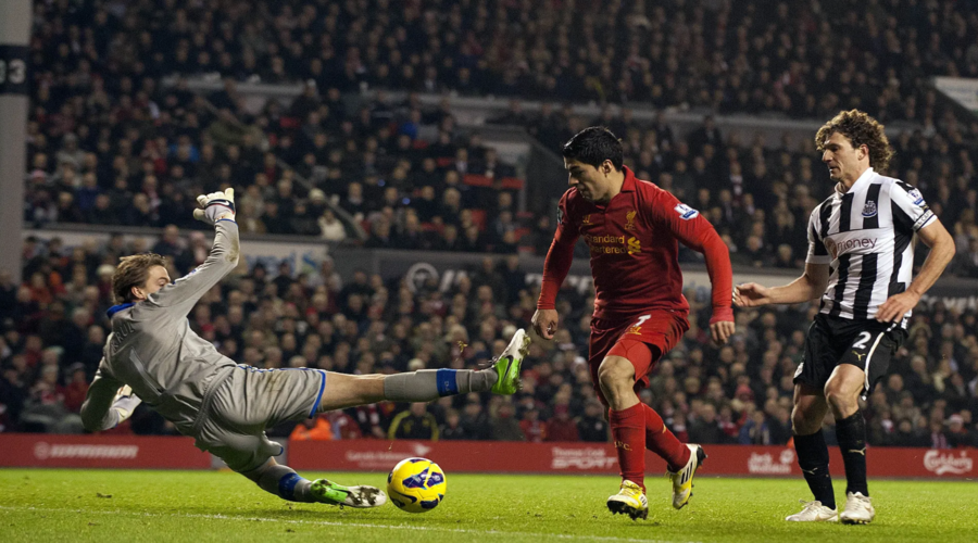 O Suarez σκοράρει για πολλοστή φορά με τη φανέλα της Liverpool.