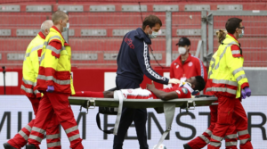 Ο Taiwo Awoniyi αποχωρεί τραυματίας από το παιχνίδι της Mainz με την Augsburg.