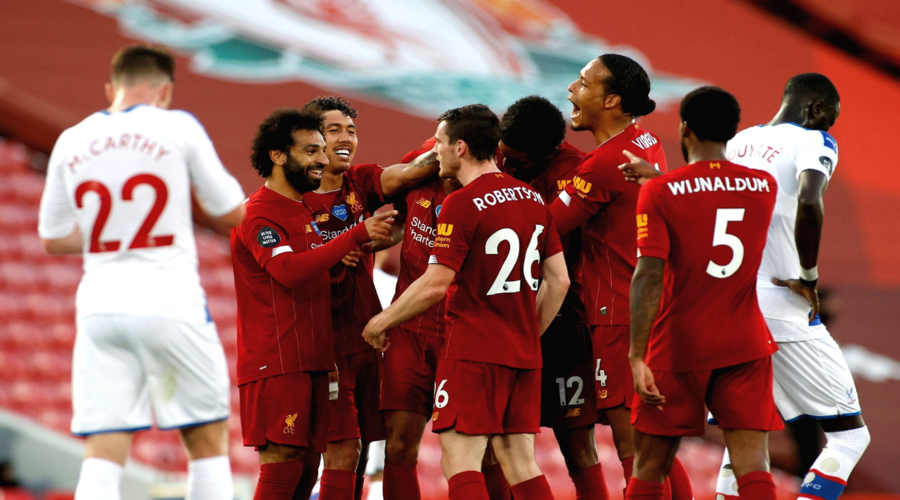 Οι παίκτες της Liverpool πανηγυρίζουν το γκολ του Mo Salah.