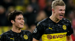 O Erling Haaland και ο Giovanni Reyna σε αγώνα της Borussia Dortmund.