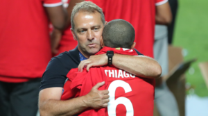 O Hansi Flick αγκαλιάζει τον Thiago μετά την κατάκτηση του Champions League από τη Bayern.