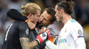 O Gareth Bale παρηγορεί τον Loris Karius μετά τον τελικό του 2018.