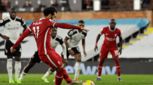 O Mo Salah εκτελεί εύστοχα το πέναλτι εναντίον της Fulham, με το οποίο ξεπέρασε τον Cristiano Ronaldo.