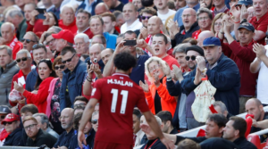 O Mo Salah χειροκροτείται από τους οπαδούς της Liverpool στο Anfield.