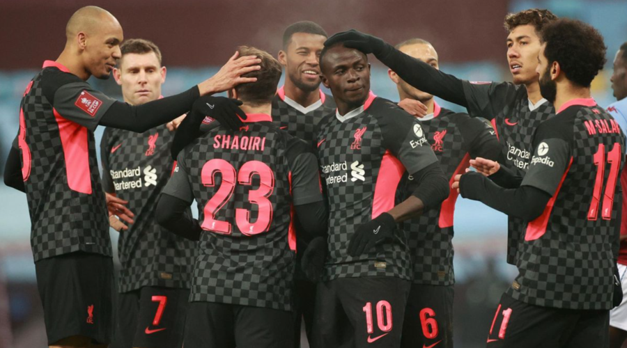 Οι παίκτες της Liverpool πανηγυρίζουν το δεύτερο γκολ του Mane επί της Aston Villa.