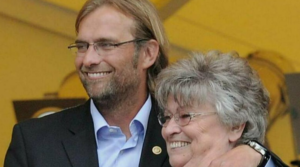 O Jürgen Klopp σε στιγμές χαράς με τη μητέρα του.