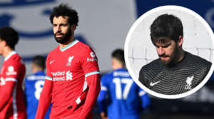 Οι απογοητευμένοι Salah και Alisson μετά την ήττα της Liverpool από τη Leicester.