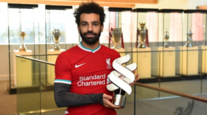O Salah φωτογραφίζεται με το βραβείο του.