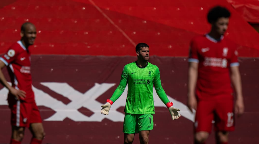 Alisson, Fabihno και Jones απογοητευμένοι μετά το γκολ της Newcastle.