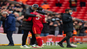 O Gini Wijnaldum αγκαλιάζεται από τον Jurgen Klopp, μετά την αλλαγή πού σήμανε το τέλος της καριέρας του στη Liverpool.