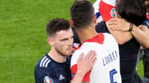Andy Robertson και Dejan Lovren χαιρετήθηκαν και φωτογραφήθηκαν μετά τη λήξη του αγώνα ανάμεσα στην Κροατία και τη Σκωτία.