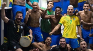 Οι Firmino, Alisson και Fabinho με συμπαίκτες τους στην εθνική Βραζιλίας.