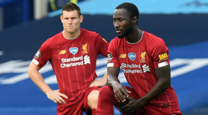 Naby Keita και James Milner γονατίζουν πριν την έναρξη αγώνα της Liverpool στο τέλος της σεζόν 2019-20.