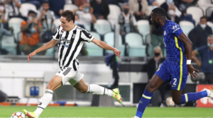 O Federico Chiesa δέχεται το marking του Antonio Rudiger στο παιχνίδι της Juventus με την Chelsea.