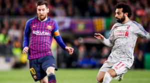 Salah και Messi διεκδικούν τη μπάλα στο Camp Nou.