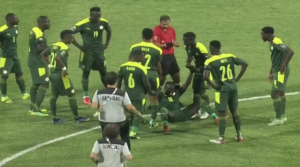 O Mane κείτεται στο έδαφος μετά τον τραυματισμό του στο παιχνίδι της Σενεγάλης με το Πράσινο Ακρωτήρι.