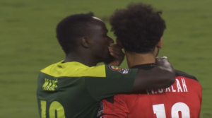 Ο Sadio Mane παρηγορεί τον Mo Salah μετά τη λήξη του τελικού του AFCON.