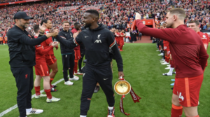 Το Anfield αποχαιρετά και αποθεώνει τον Divock Origi στο τέλος της σεζόν 2021-22.