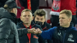 Jurgen Klopp και Eddie Howe στο περσινό παιχνίδι του Anfield.