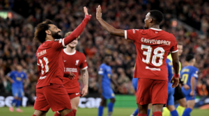 O Ryan Gravenberch δέχεται τα συγχαρητήρια του Mo Salah για το πρώτο του γκολ ως παίκτη της Liverpool.